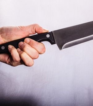 Mulher é esfaqueada em Marechal Deodoro e diz que agressora teve ciúmes do namorado