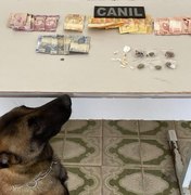 Abordagem com cão da Polícia Militar em Arapiraca resulta em prisão por tráfico de drogas