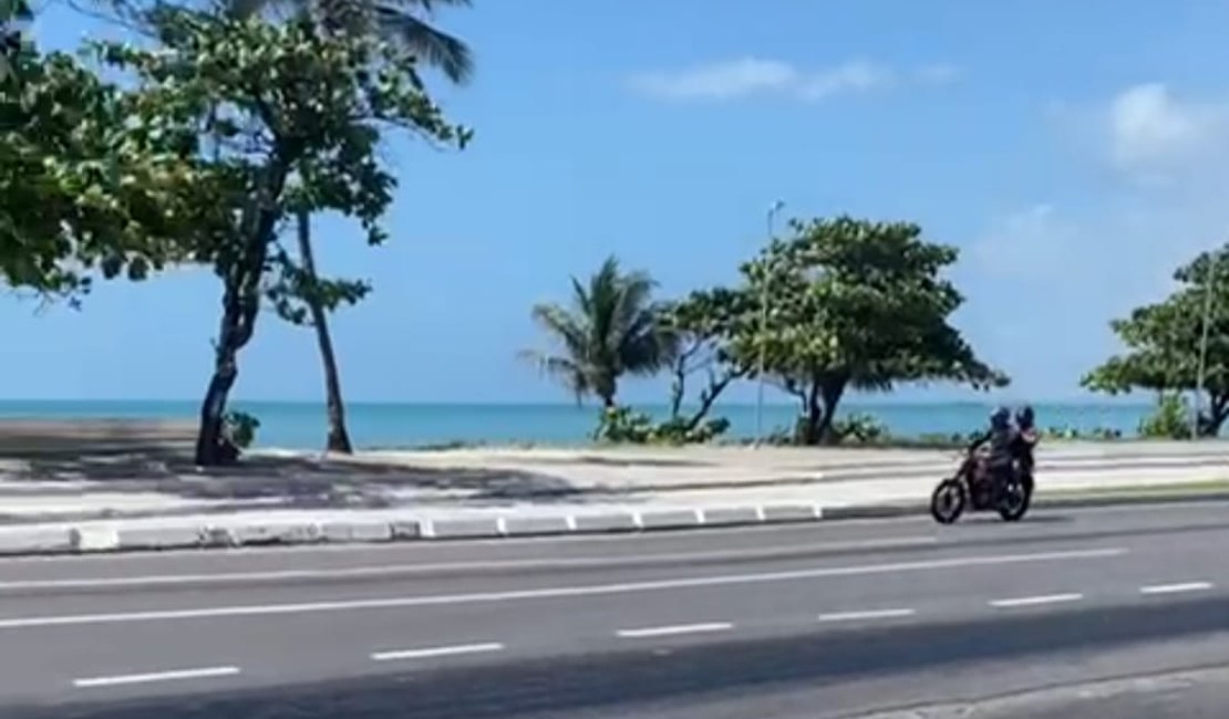 [Vídeo] Derramamento de óleo na pista é registrado na Avenida da Paz, em Maceió