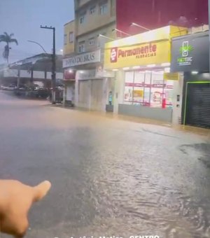 [Vídeo] Morador captura momento em que rua no Centro de Palmeira dos Índios é tomada pela água