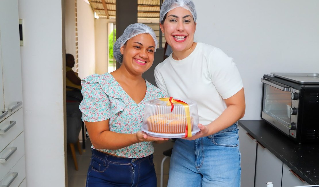 Participante das Oficinas da Gabi transforma aprendizado em fonte de renda e recebe visita da deputada estadual
