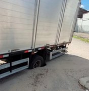 Caminhão fica preso após calçamento ceder no bairro Baixão, em Arapiraca