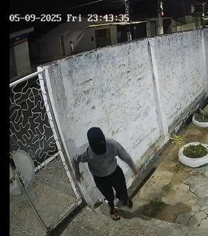 Grupo encapuzado é flagrado quebrando câmeras de segurança no município de Coqueiro Seco