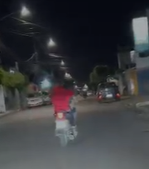 [Vídeo] Homem é flagrado praticando direção perigosa no bairro Cacimbas, em Arapiraca