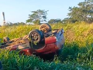 Carro colide contra ponto de ônibus na AL-115 em Arapiraca após falha nos freios