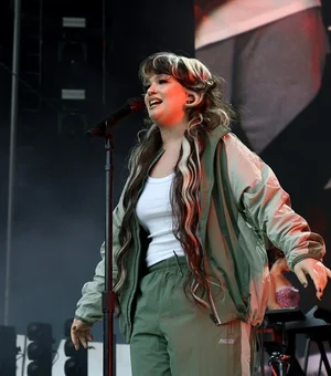 Cantora Lola Young cancela segundo show após desmaiar no palco