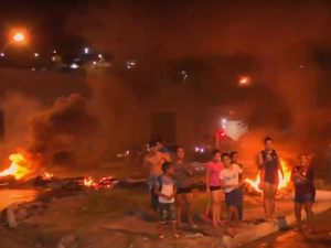 Moradores do Bolão protestam por falta d'água, em Maceió