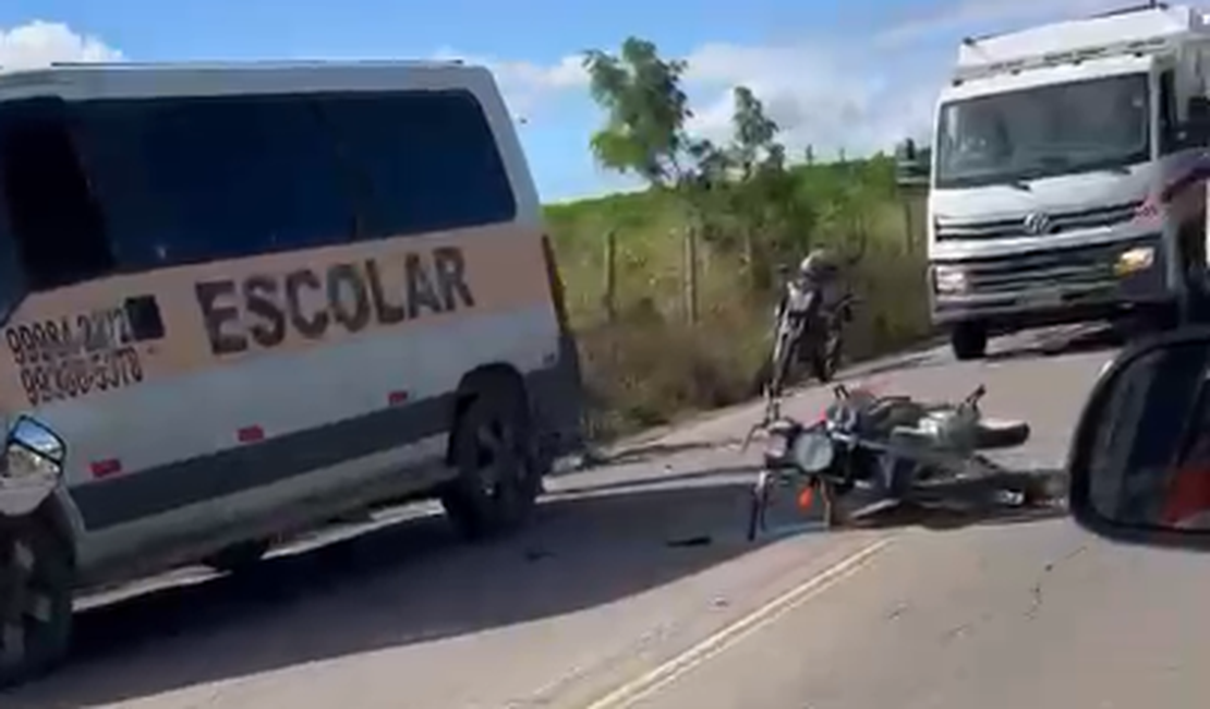 Motociclista fica ferido após colisão com van escolar em Lagoa da Canoa