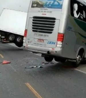 Acidente com ônibus que levava time sub-15 do Bahia deixa dois mortos