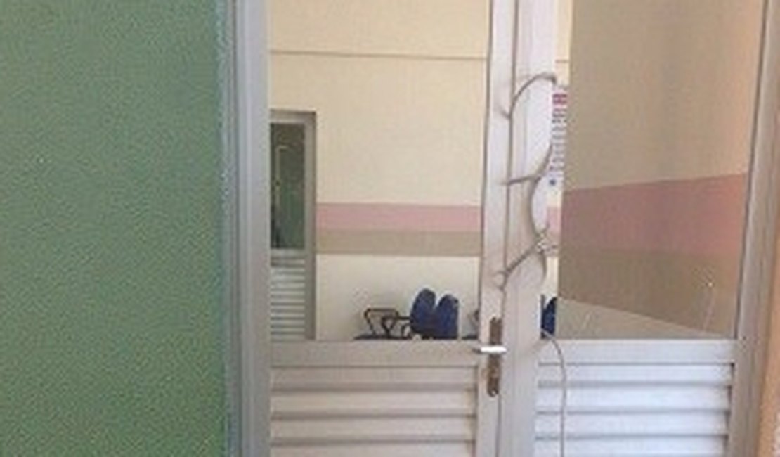 Acompanhante de paciente quebra portas de hospital