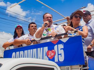 Casa a casa, prefeito Luciano recebe o carinho dos moradores de Bananeiras