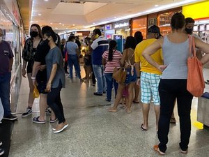 Lojas de chocolate registram filas sem distanciamento social em Maceió