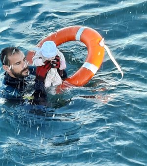 Guarda espanhol resgata bebê no mar; crianças estavam em grupo que tentou migrar para a Espanha