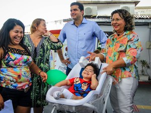 Prefeito Rui Palmeira entrega cadeiras motorizadas e de banho
