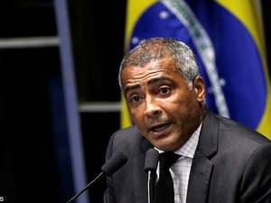 Romário apresenta projeto que proíbe punição a atletas por manifestação política