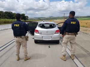 PRF troca tiros com assaltantes e recupera veículo roubado de motorista de aplicativo