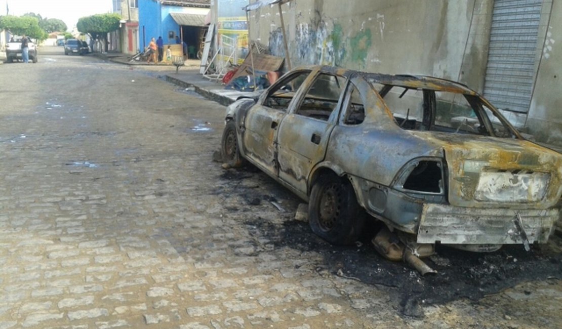 Incêndio destroi carro no bairro Primavera, em Arapiraca