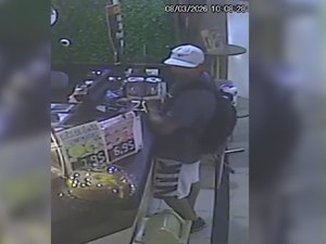 [Vídeo] Funcionária se vira fazer suco e tem celular furtado em lanchonete de supermercado na Jatiúca