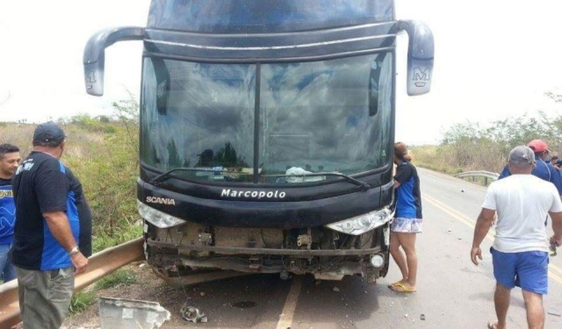 Ônibus da banda de Magníficos sofre acidente em rodovia do Maranhão