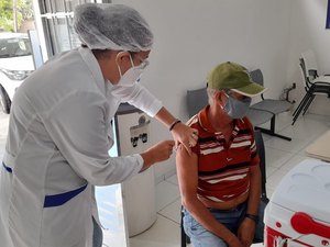 14% dos idosos ainda não tomaram 2ª dose da vacina e correm risco maior de contagio