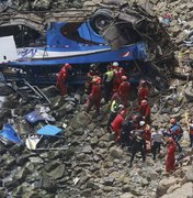 Ônibus cai em desfiladeiro e 48 passageiros morrem no Peru