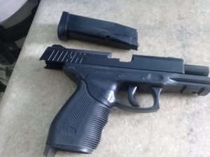 Jovem é presa e adolescentes apreendidos com arma de brinquedo em Maceió