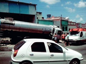 Caminhão desgovernado invade calçadas e causa prejuízos