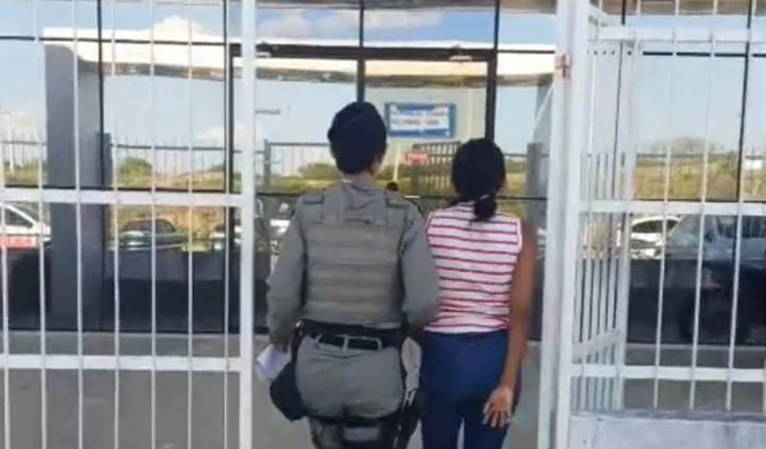 Mulher é presa por agredir filho com cabo de vassoura em Delmiro Gouveia