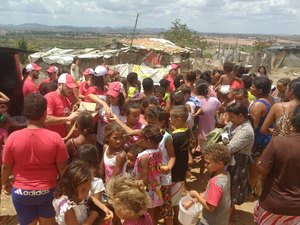 [Vídeo] Alagoas Motos distribui alimento e brinquedos em bairro de Arapiraca