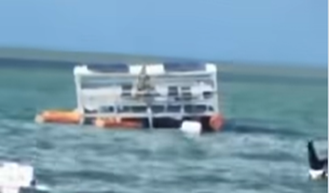 Mau tempo e acúmulo de água causaram afundamento parcial de catamarã na Ponta Verde
