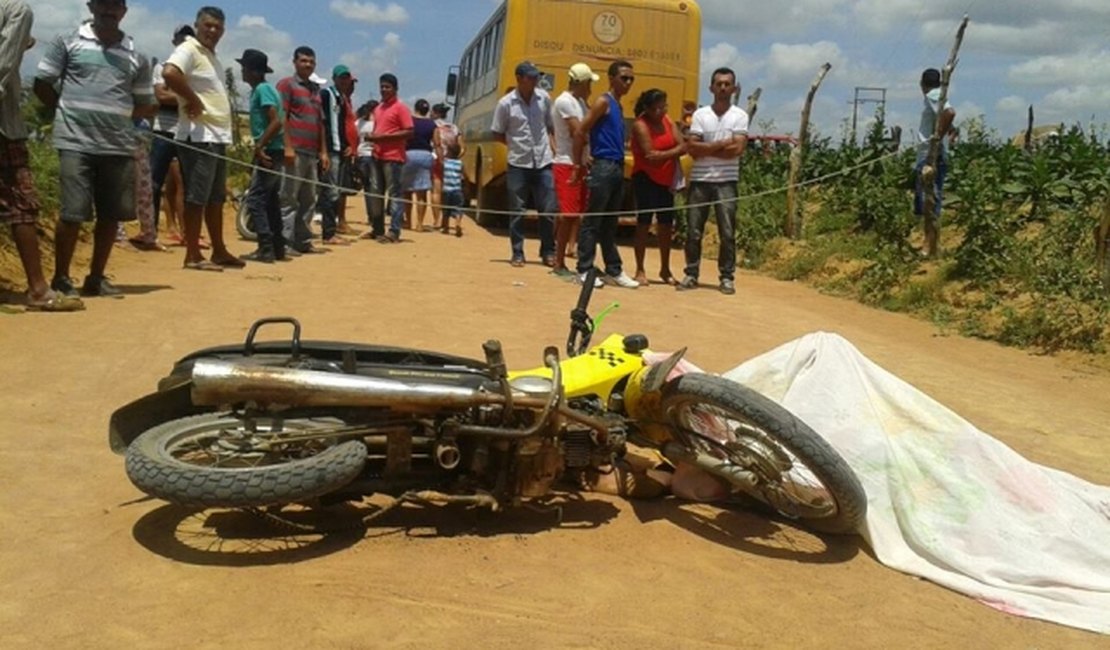 Jovem cai de moto e morre ao ser atropelado por ônibus