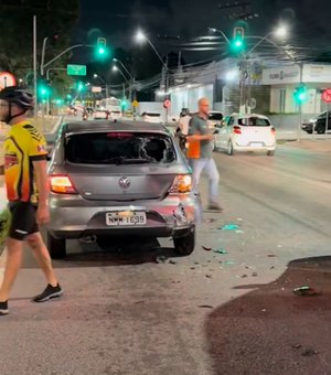 Motociclista colide contra traseira de carro e fica gravemente ferido na Av. Fernades Lima