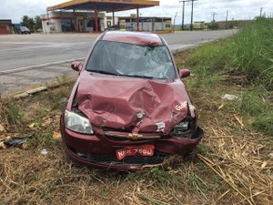 Carro colide com moto na AL-105, em Matriz do Camaragibe