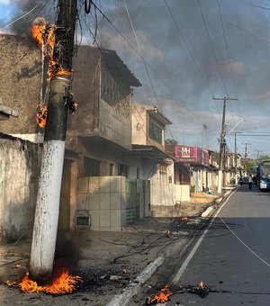 Fiação de poste pega fogo no bairro do Bebedouro, em Maceió