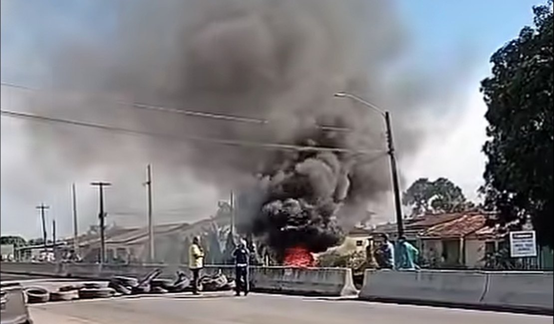 Protesto fecha trecho da AL-110 após morte de mulher atropelada em Arapiraca