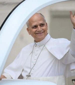 Papa Leão XIV é aplaudido ao reaparecer de papamóvel após cirurgia