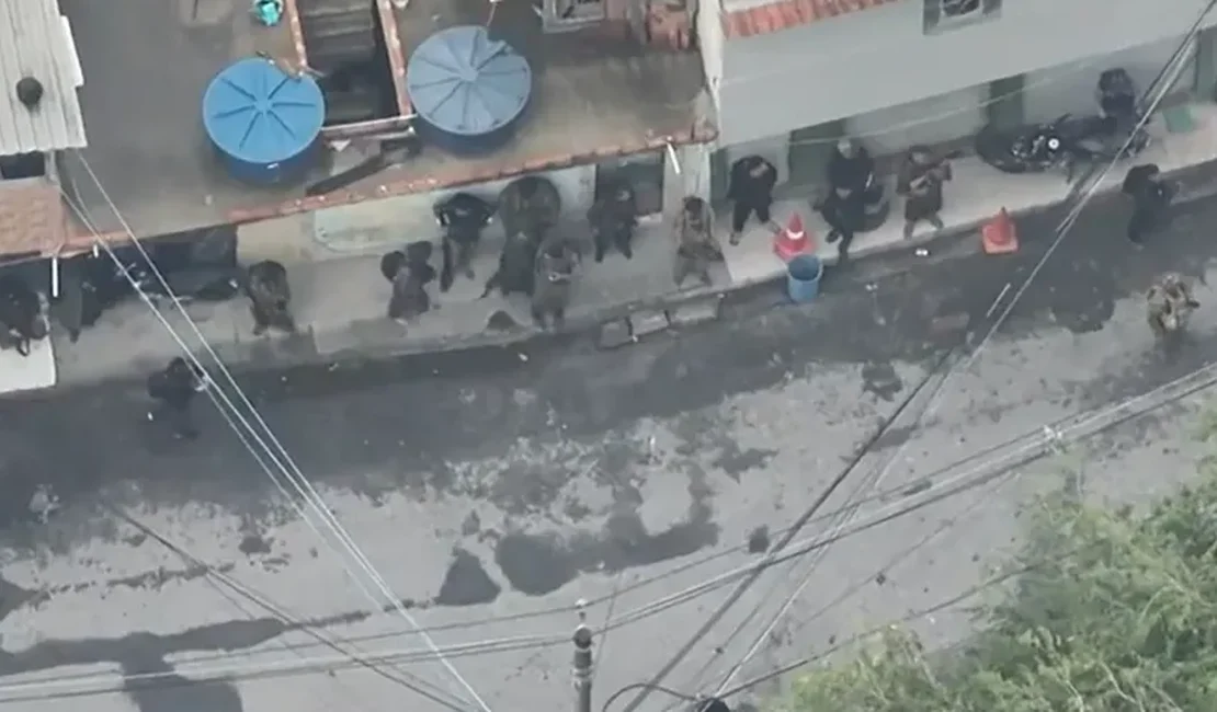 Imagens de drone mostram bandidos se preparando para confronto no rio