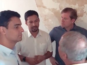 JHC, Marx Beltrão e Rodrigo Cunha visitam casas afetadas no Pinheiro