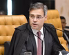 André Mendonça manda excluir posts acusando Lula de jogar bandeira no chão