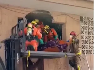 [Vídeo] Bombeiros resgatam homem de 250 kg em 'montanha' de lixo na Espanha