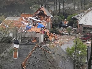 Tornados deixam ao menos cinco mortos e danos nos EUA