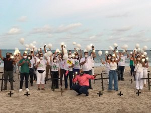 Praia da Pajuçara entardece com cruzes em homenagem a enfermeiros que morreram de Covid-19