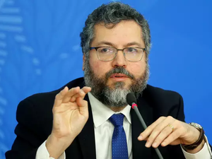 Brasil retira diplomatas e funcionários da Venezuela