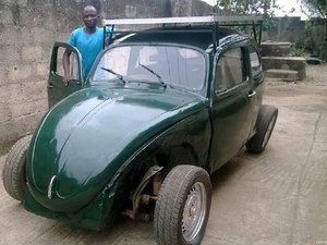 Estudante cria fusca movido à base de energia solar e eólica com sucata