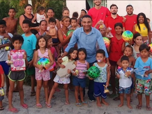 Ex-morador de favela de Maceió faz a alegria de mais de mil crianças no Natal com projeto solidário