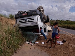 Caçamba capota em rodovia na Barra de Santo Antônio