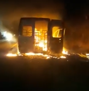 [Vídeo] Uma pessoa morre e Van é incendiada durante grave acidente no Sertão