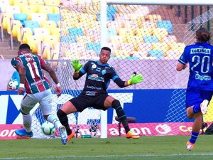 Goleiro do CSA divulga vídeo reclamando de falta de alimentação no CT