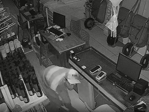 R$30 mil de prejuízo: Homem invade loja de construção e furta celulares no bairro Ouro Preto em Maceió