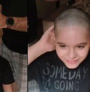 [Vídeo] Menino raspa cabelo em videochamada e emociona amigo internado com câncer